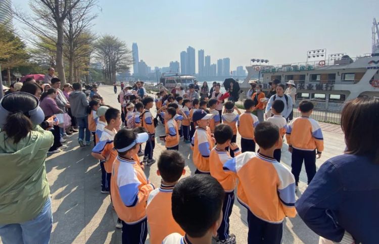 邕江游船移動(dòng)課堂新主題《向上吧，邕江小船長(zhǎng)》順利啟航
